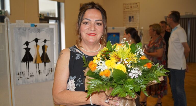 Quand l’art soutient São Vicente : exposition de Claudia Fanelli à Rodange