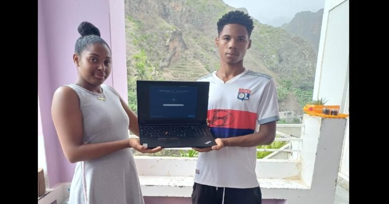 EducActions remet deux ordinateurs portables à des étudiants au Cabo Verde